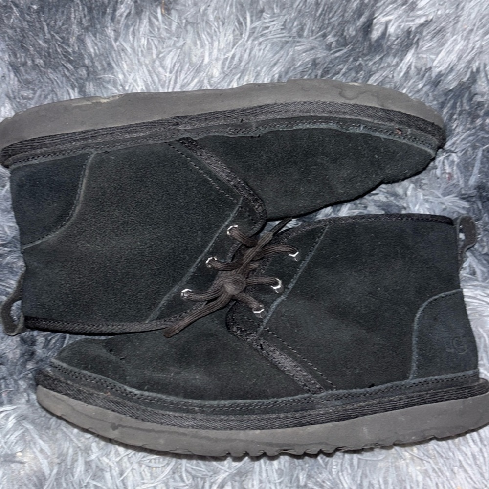 Black Ugg neumels